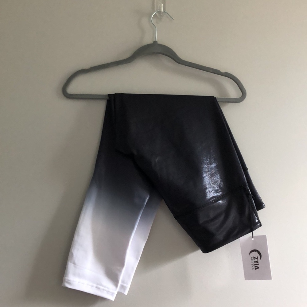 Re-poshing NWT Zyia Metallic Ombré Leggings